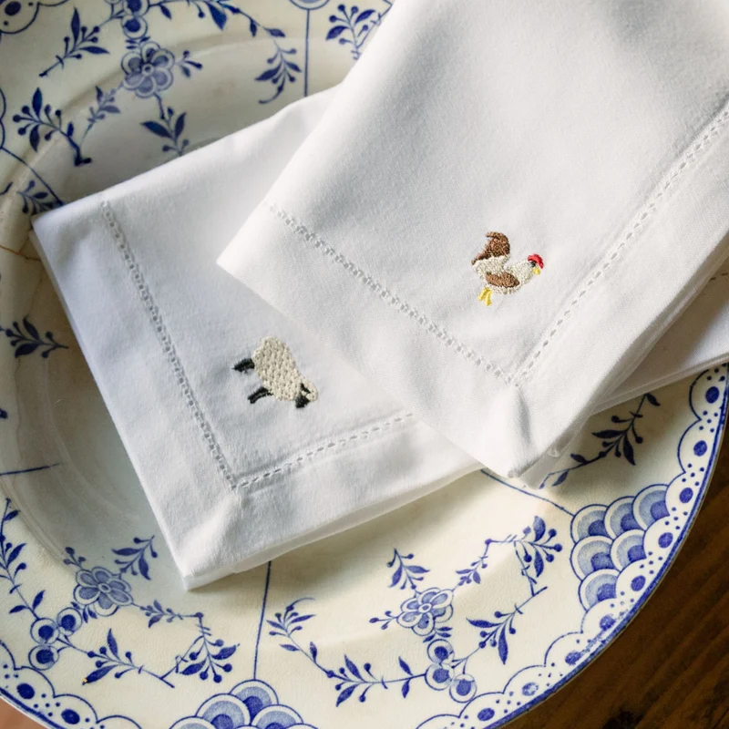 Roupa de mesa Mafra, em algodão, com animais da quinta bordados