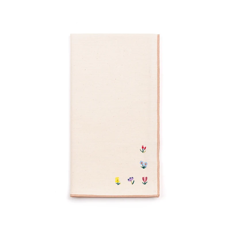 Roupa de mesa Nazaré cru, em algodão, com flores bordadas