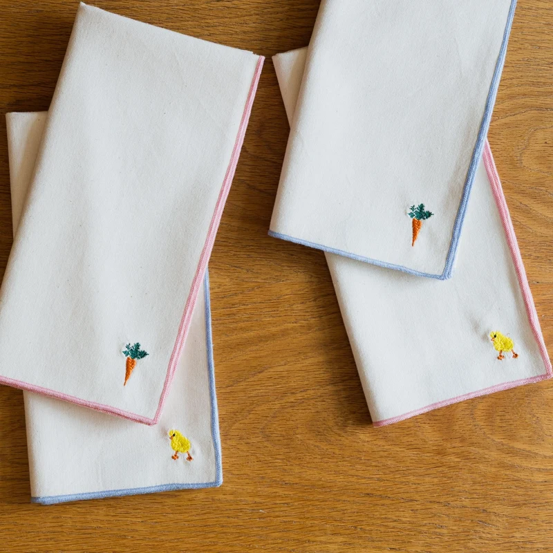 Roupa de mesa Nazaré em cru, em algodão, com motivos de Páscoa bordados
