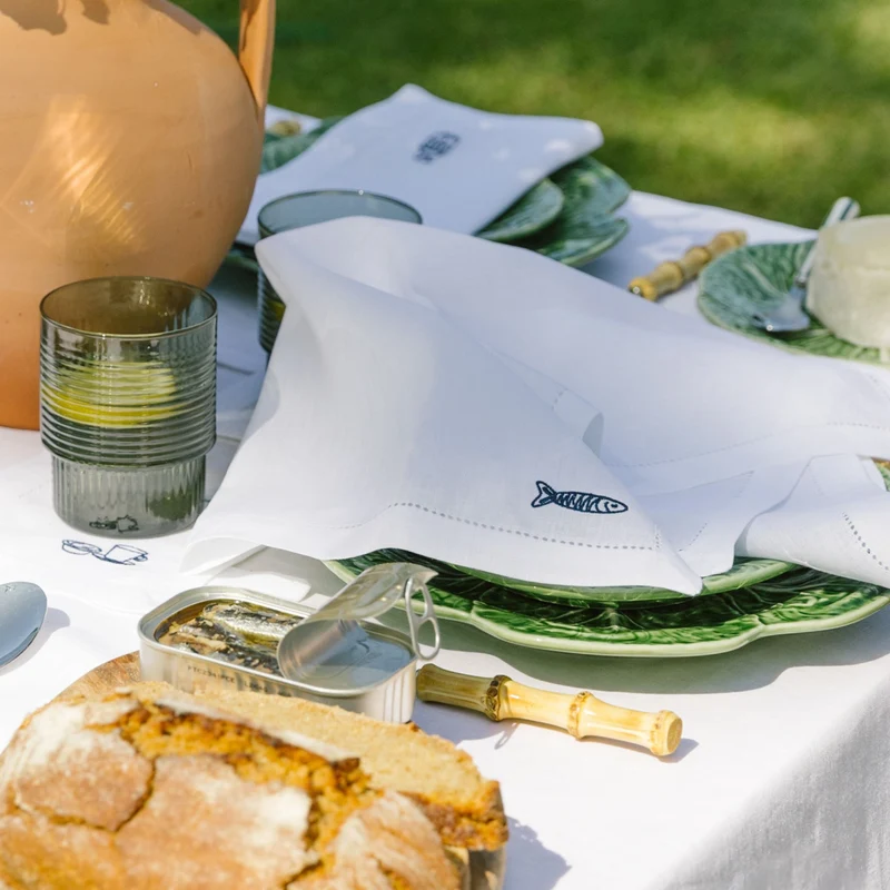 Roupa de mesa Mafra, em algodão, com motivos inspirados em Portugal bordados