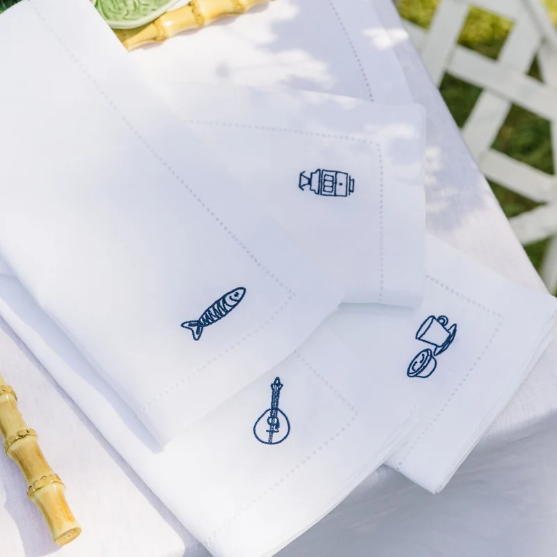 Roupa de mesa Mafra, em algodão, com motivos inspirados em Portugal bordados