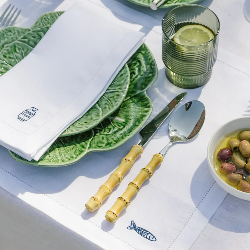 Roupa de mesa Mafra, em algodão, com motivos inspirados em Portugal bordados