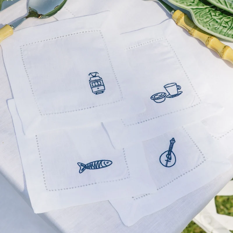 Roupa de mesa Mafra, em algodão, com motivos inspirados em Portugal bordados