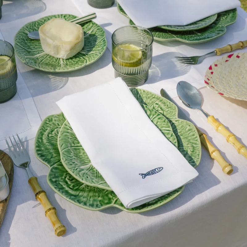 Roupa de mesa Mafra, em algodão, com motivos inspirados em Portugal bordados