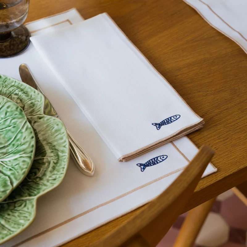 Roupa de mesa Nazaré branca, em algodão, com motivos inspirados em Portugal bordados