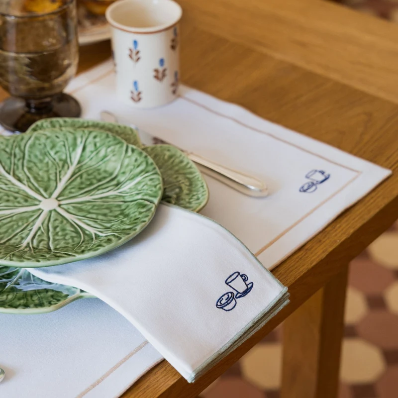 Roupa de mesa Nazaré branca, em algodão, com motivos inspirados em Portugal bordados
