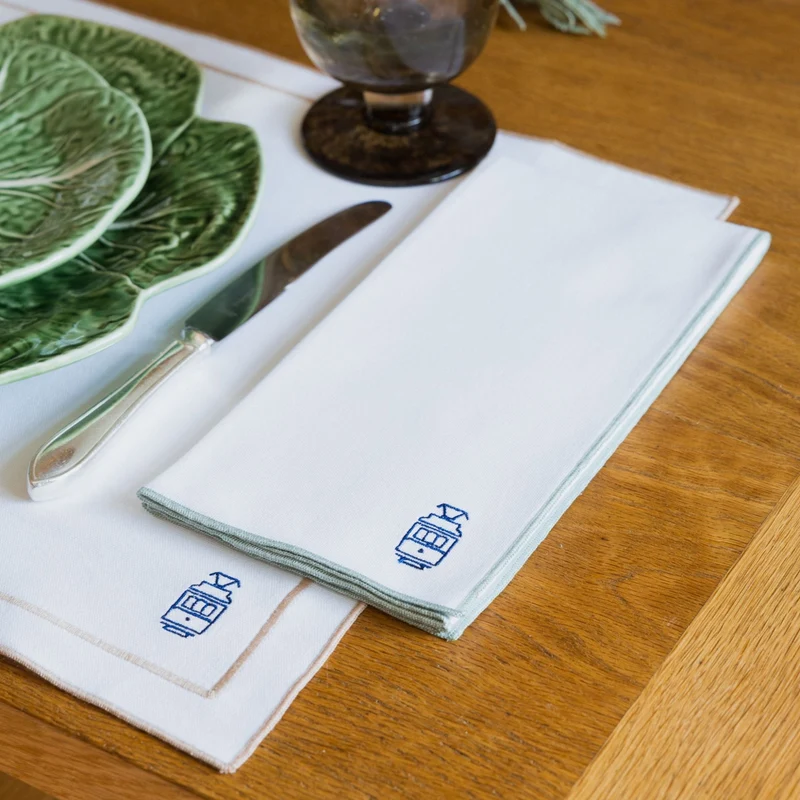 Roupa de mesa Nazaré branca, em algodão, com motivos inspirados em Portugal bordados