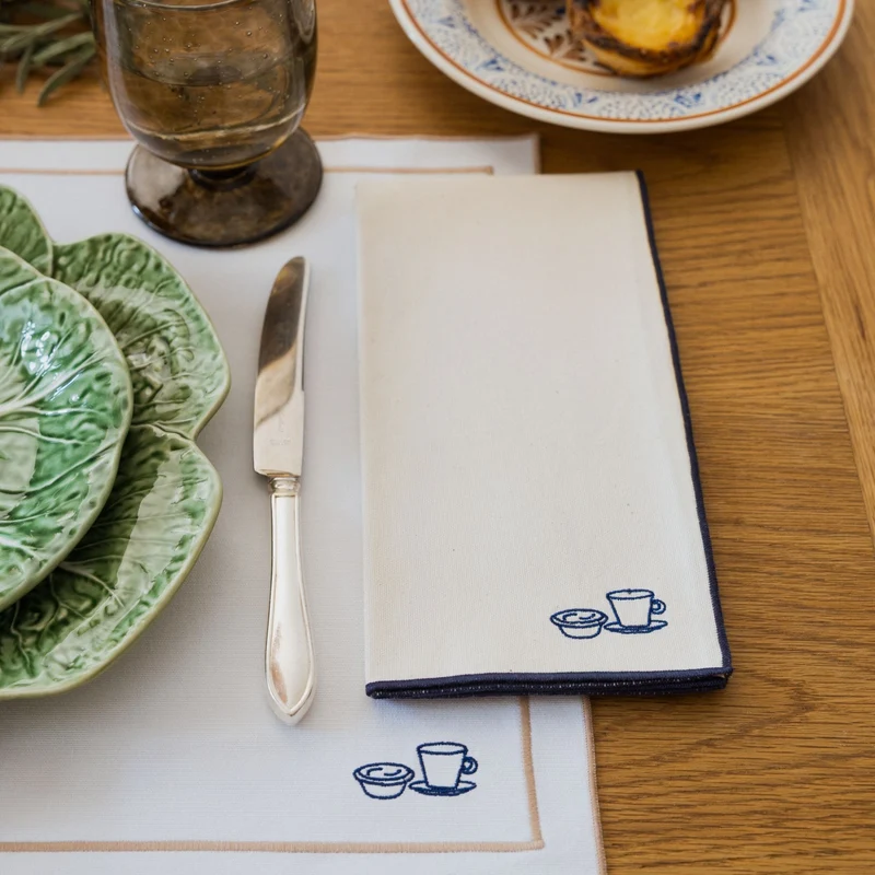 Roupa de mesa Nazaré branca, em algodão, com motivos inspirados em Portugal bordados