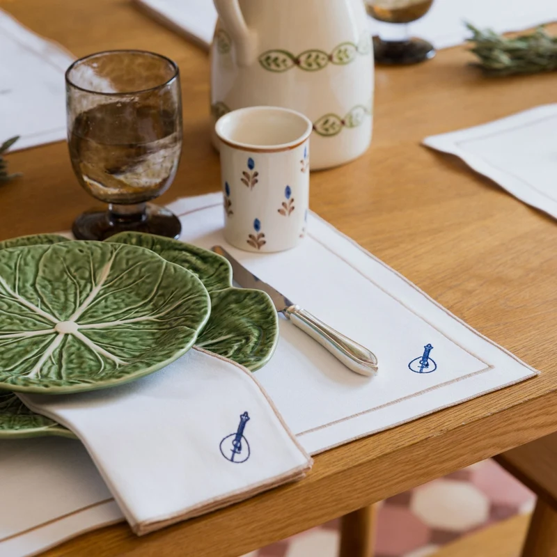 Roupa de mesa Nazaré branca, em algodão, com motivos inspirados em Portugal bordados