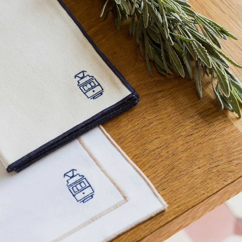 Roupa de mesa Nazaré branca, em algodão, com motivos inspirados em Portugal bordados