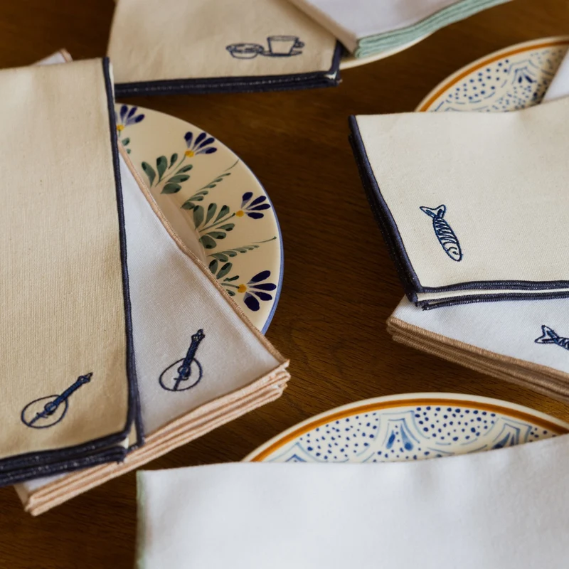 Roupa de mesa Nazaré branca, em algodão, com motivos inspirados em Portugal bordados