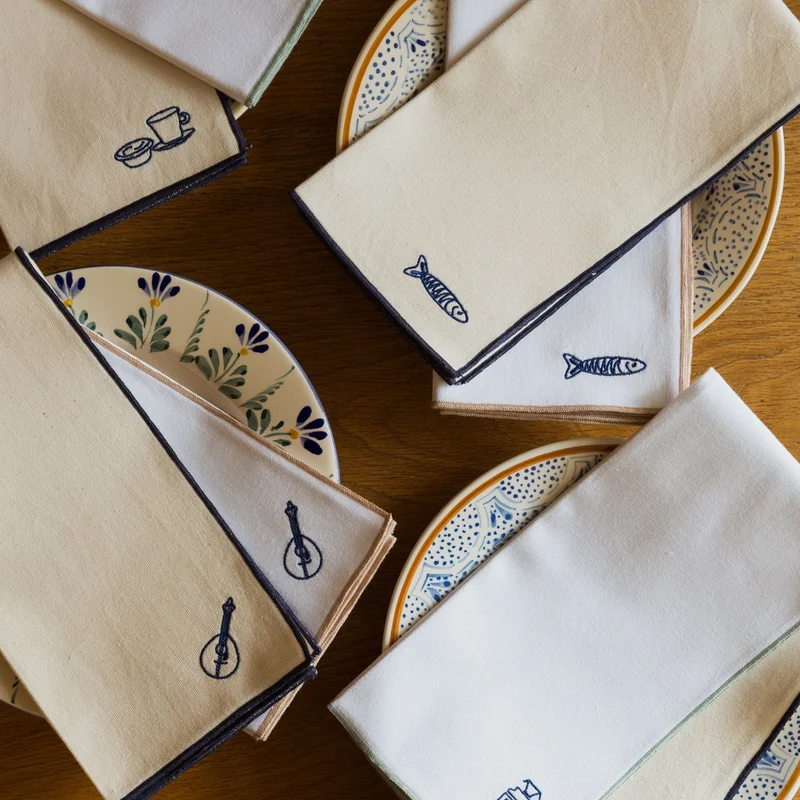 Roupa de mesa Nazaré branca, em algodão, com motivos inspirados em Portugal bordados