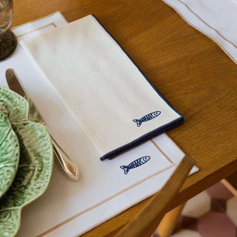 Roupa de mesa Nazaré branca, em algodão, com motivos inspirados em Portugal bordados