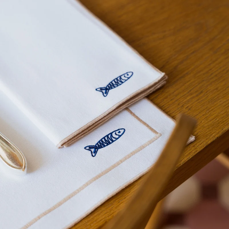 Roupa de mesa Nazaré branca, em algodão, com motivos inspirados em Portugal bordados