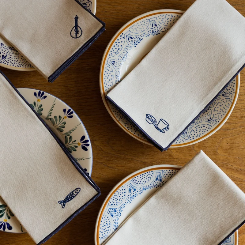 Roupa de mesa Nazaré em cru, em algodão, com motivos inspirados em Portugal bordados