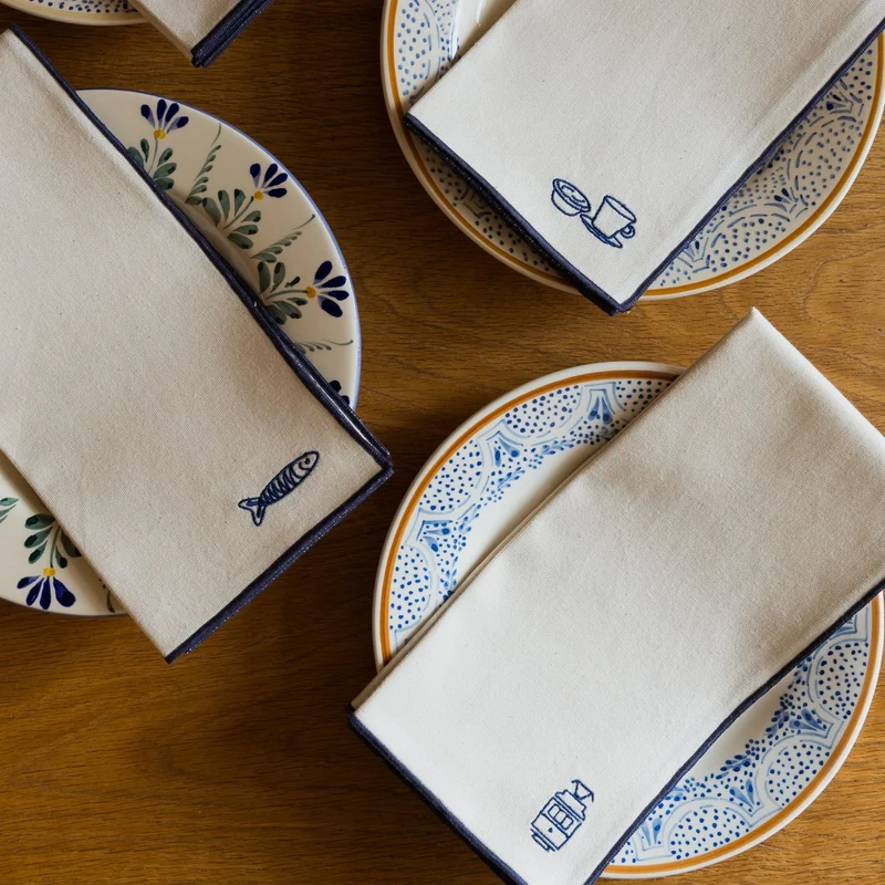 Roupa de mesa Nazaré em cru, em algodão, com motivos inspirados em Portugal bordados