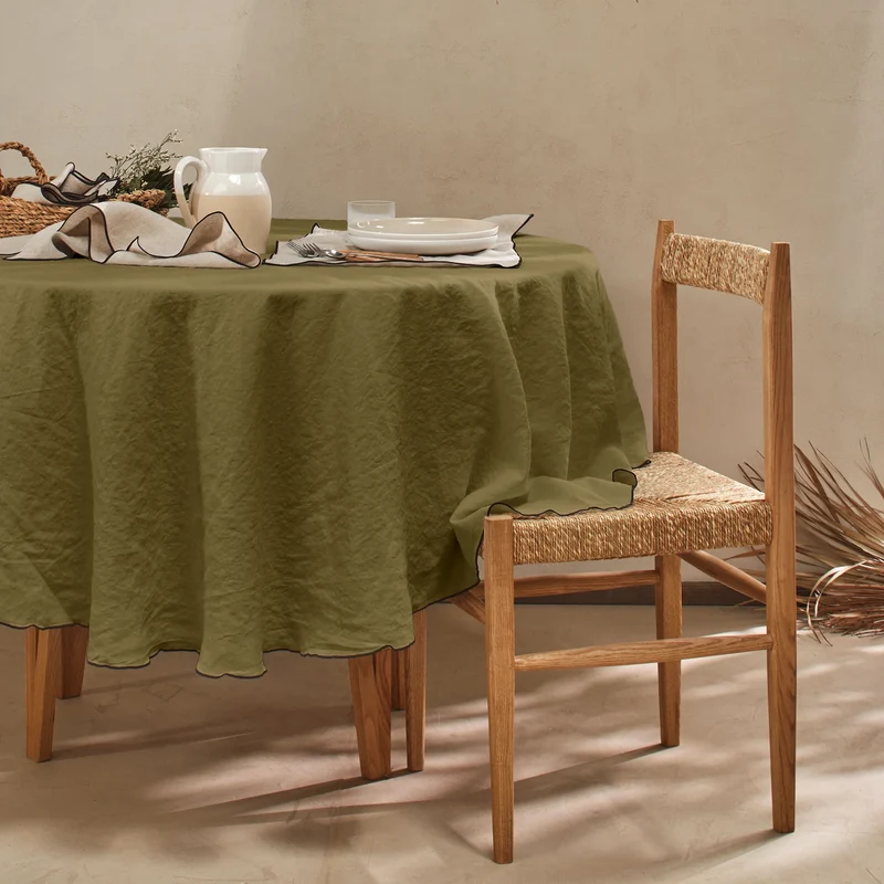 Mantel redondo con bourdon de lino lavado verde oliva