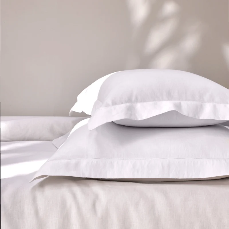 Par de fundas de almohada con bordes planos bordados con vainica en lino blanco óptico