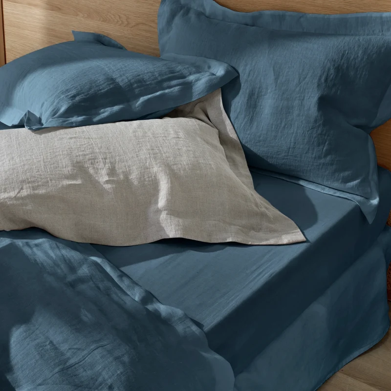 Par de fundas de almohada con volantes planos de lino en color azul francés