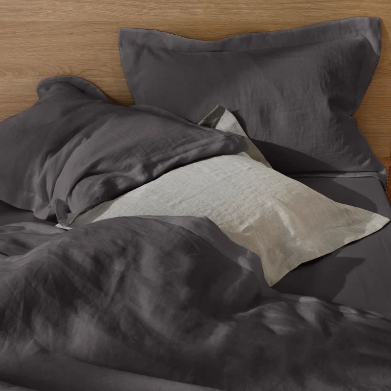Par de fundas de almohada con volantes planos de lino gris plomo