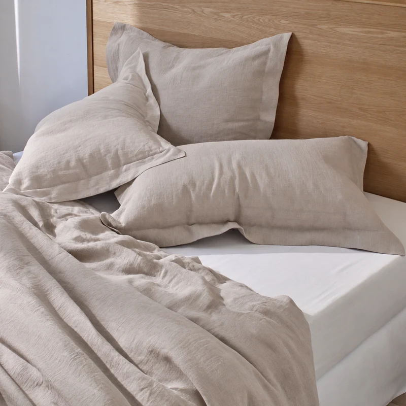 Par de fundas de almohada con volantes planos de lino beige natural