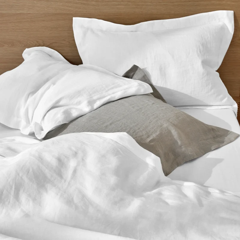 Par de fundas de almohada con volantes planos de lino blanco óptico
