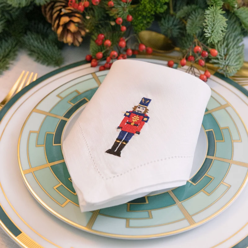 Roupa de mesa Mafra, em linho, com soldados bordados