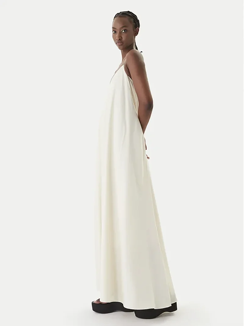 Vestido Con Tirantes Finos Y Escote Pico