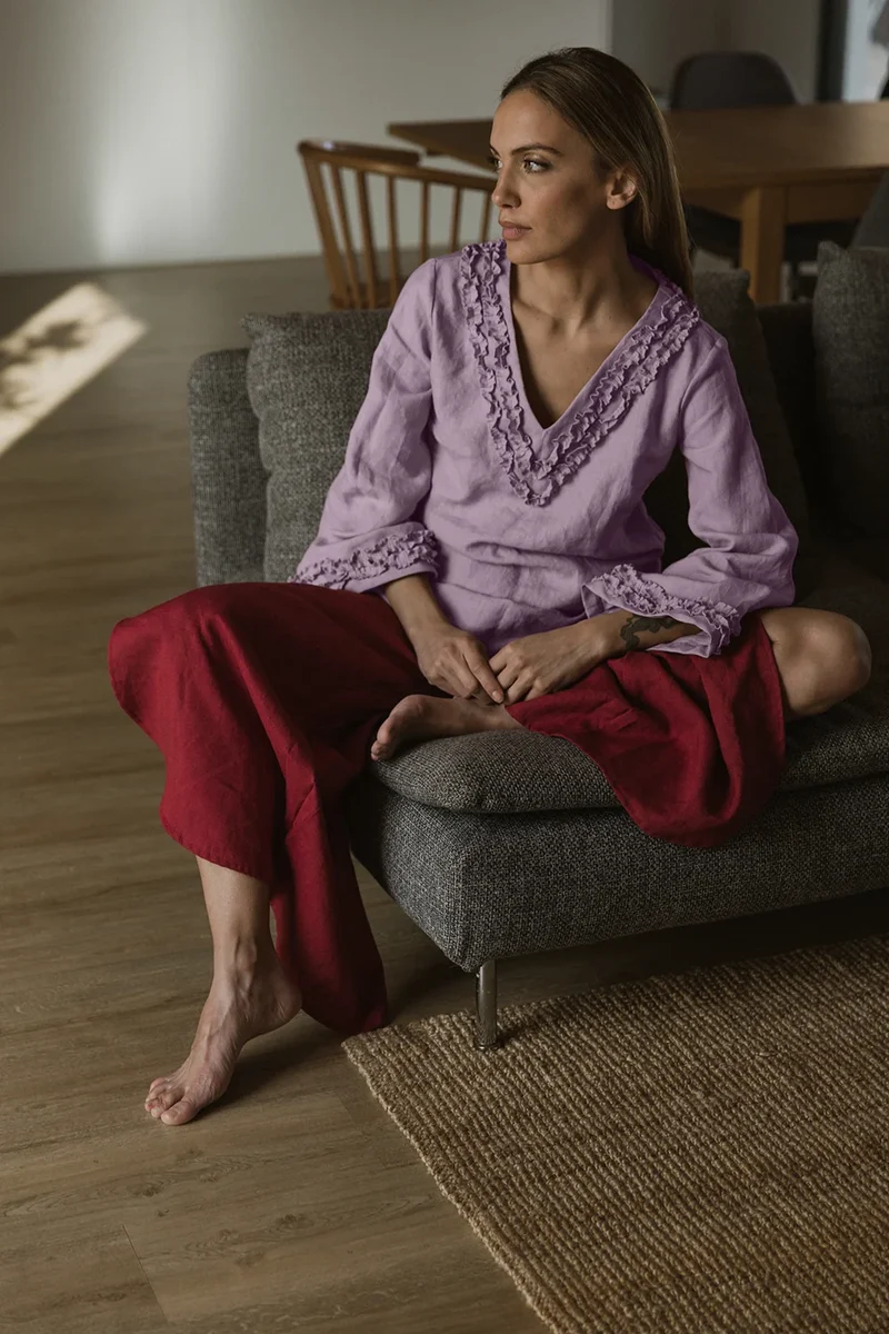 Camisón corto con mangas largas y mini volantes de lino lila - Sara