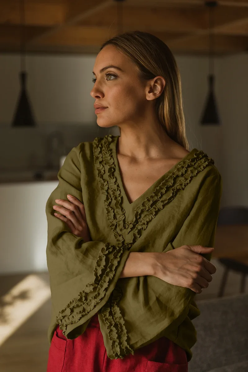 Camisón corto con mangas largas y mini volantes de lino verde oliva - Sara