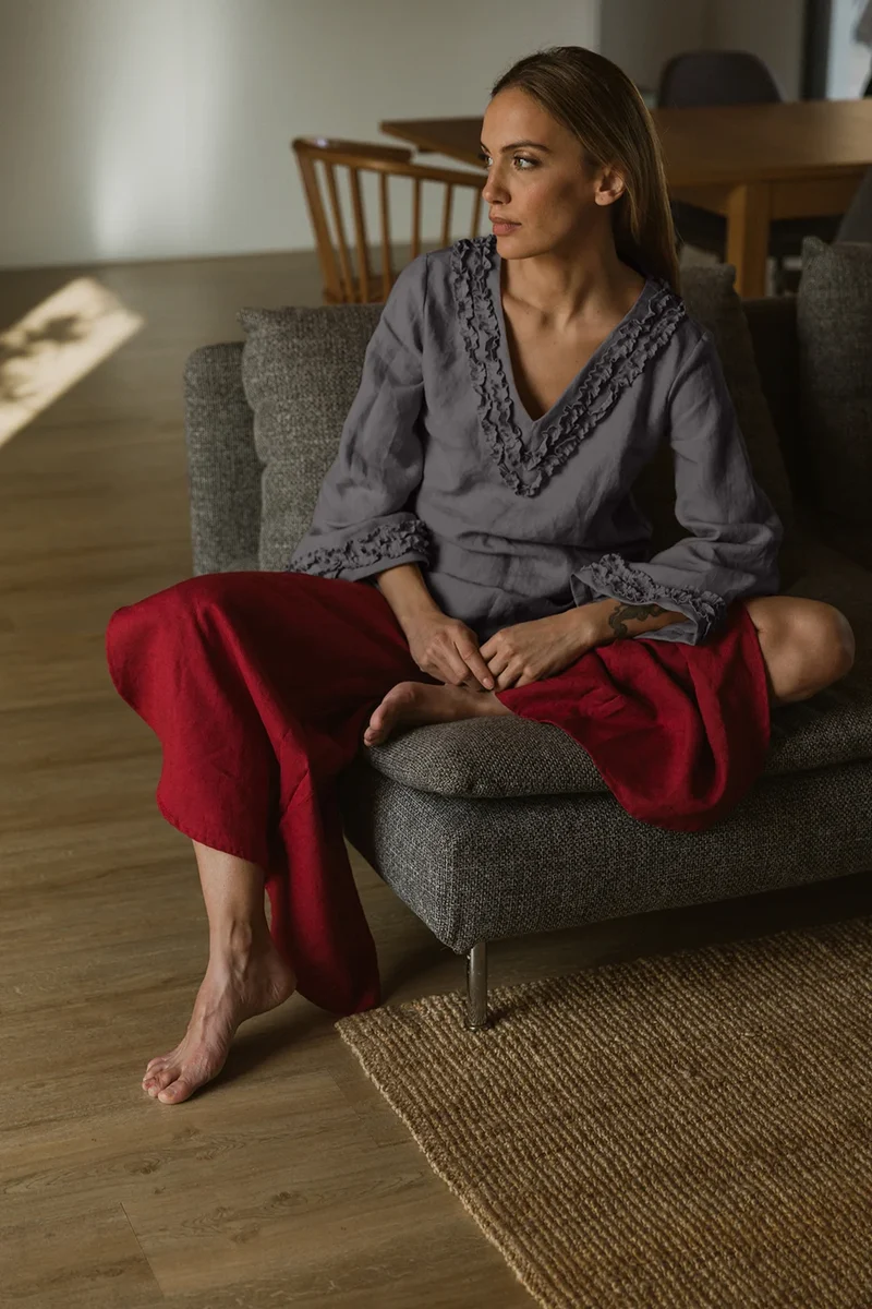 Camisón corto con mangas largas y mini volantes de lino gris plomo - Sara