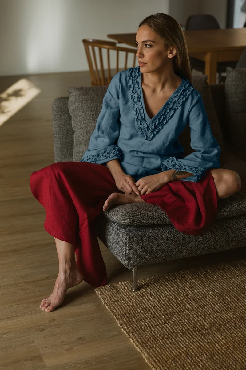 Camisón corto con mangas largas y mini volantes de lino azul francés - Sara