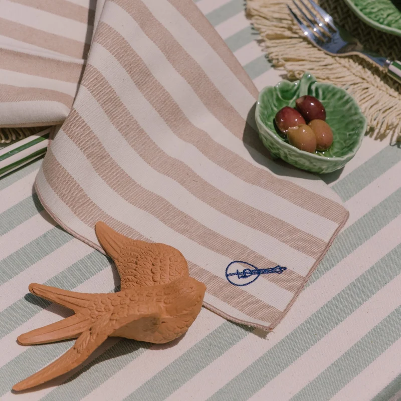 Roupa de mesa Barra, em algodão, com motivos inspirados em Portugal bordados