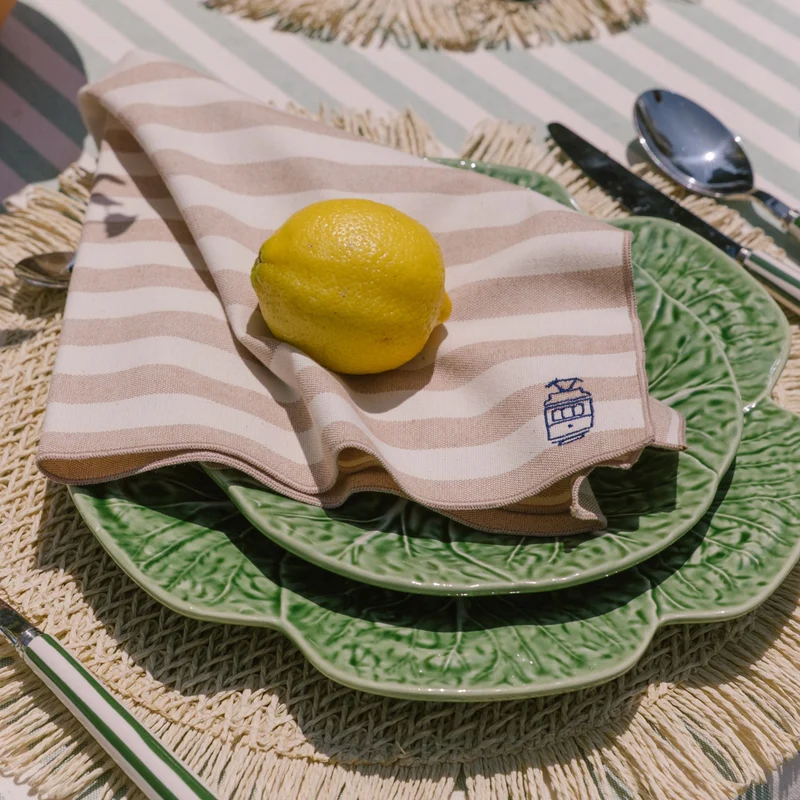 Roupa de mesa Barra, em algodão, com motivos inspirados em Portugal bordados