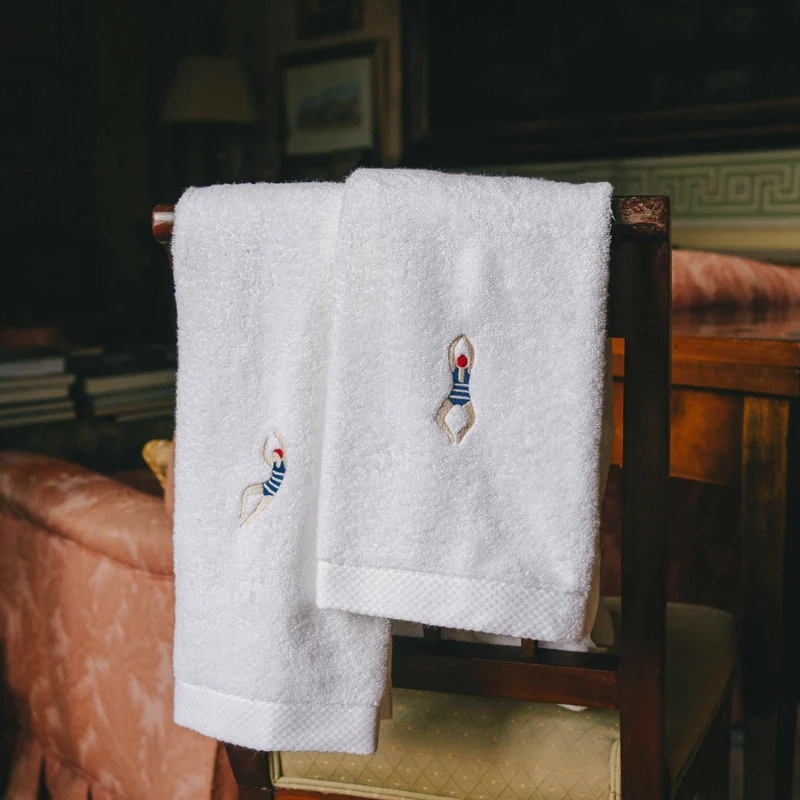 Toalhas de banho Luxus brancas, em algodão, com desportistas retro bordados