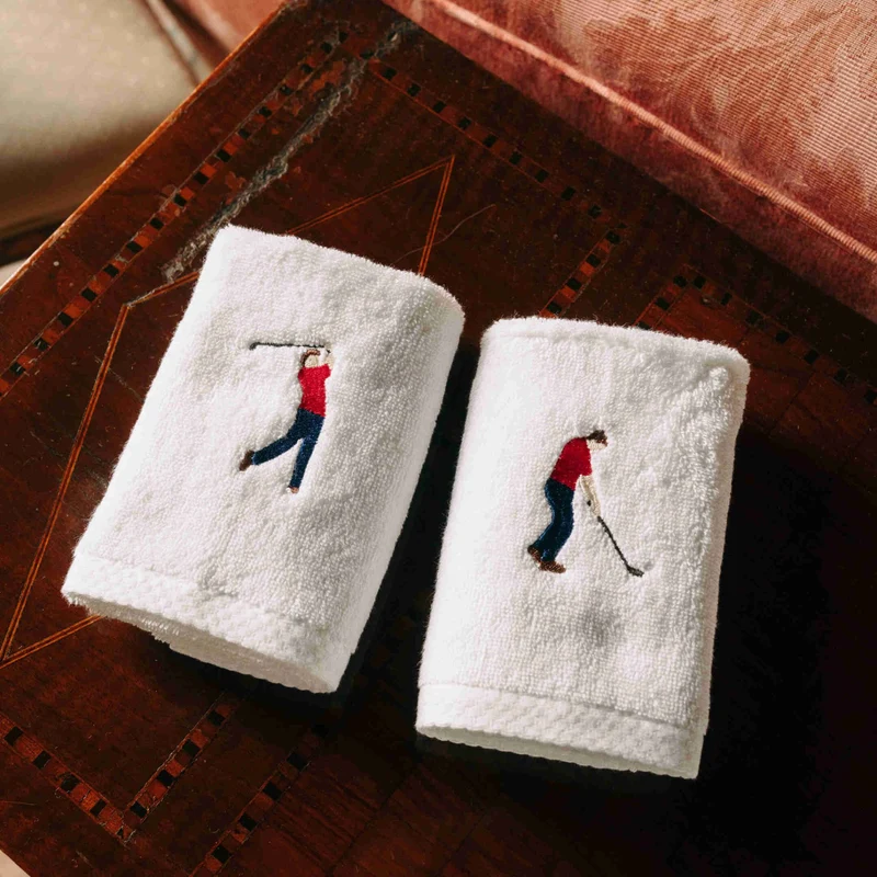 Toalhas de banho Luxus brancas, em algodão, com desportistas retro bordados