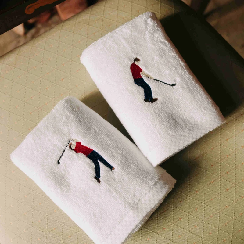 Toalhas de banho Luxus brancas, em algodão, com desportistas retro bordados