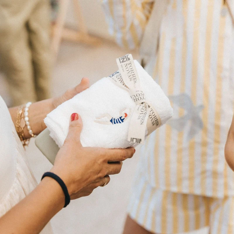 Toalhas de banho Luxus brancas, em algodão, com desportistas retro bordados