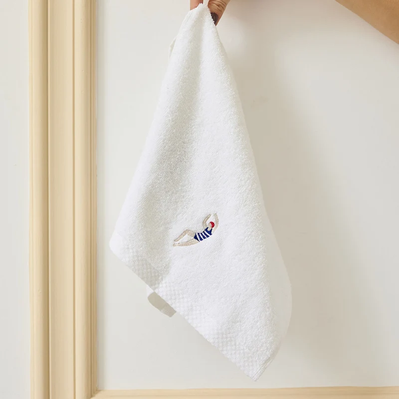 Toalhas de banho Luxus brancas, em algodão, com desportistas retro bordados