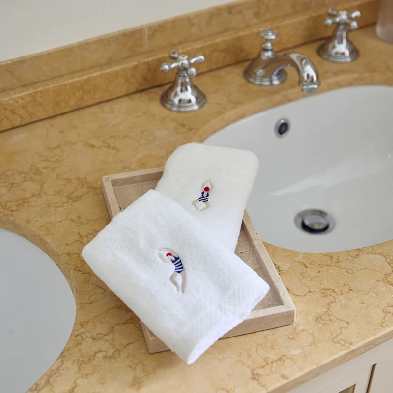 Toalhas de banho Luxus brancas, em algodão, com desportistas retro bordados