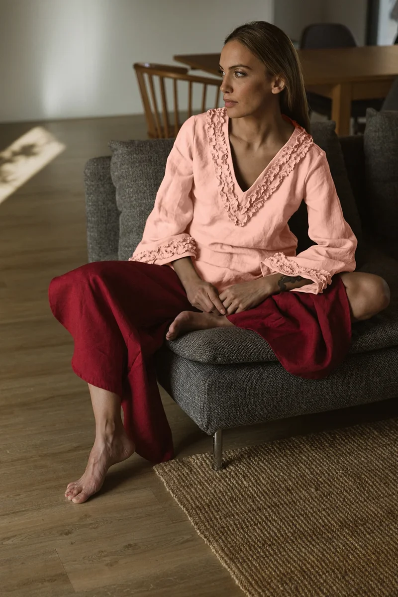 Camisón corto con mangas largas y mini volantes de lino rosa - Sara