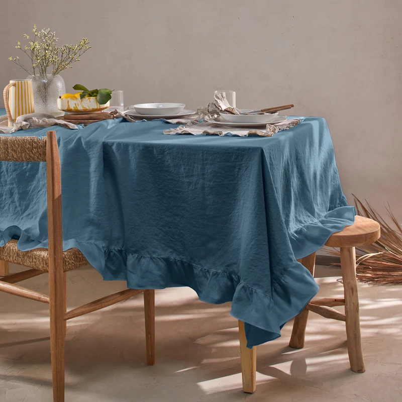 Mantel rectangular con volante en lino lavado azul francés