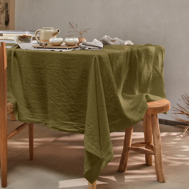 Mantel rectangular con vainica de lino verde oliva