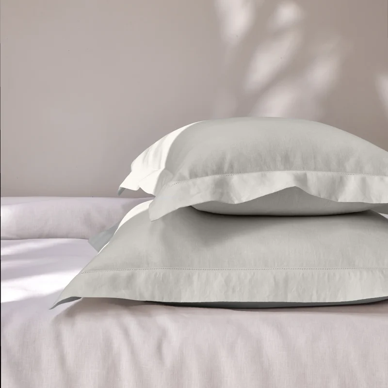 Par de fundas de almohada con bordes planos bordados con vainica en lino gris mineral