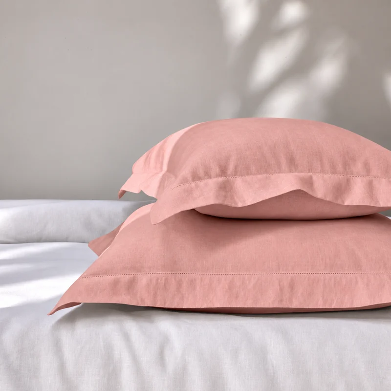 Par de fundas de almohada con bordes planos bordados con vainica en lino rosa