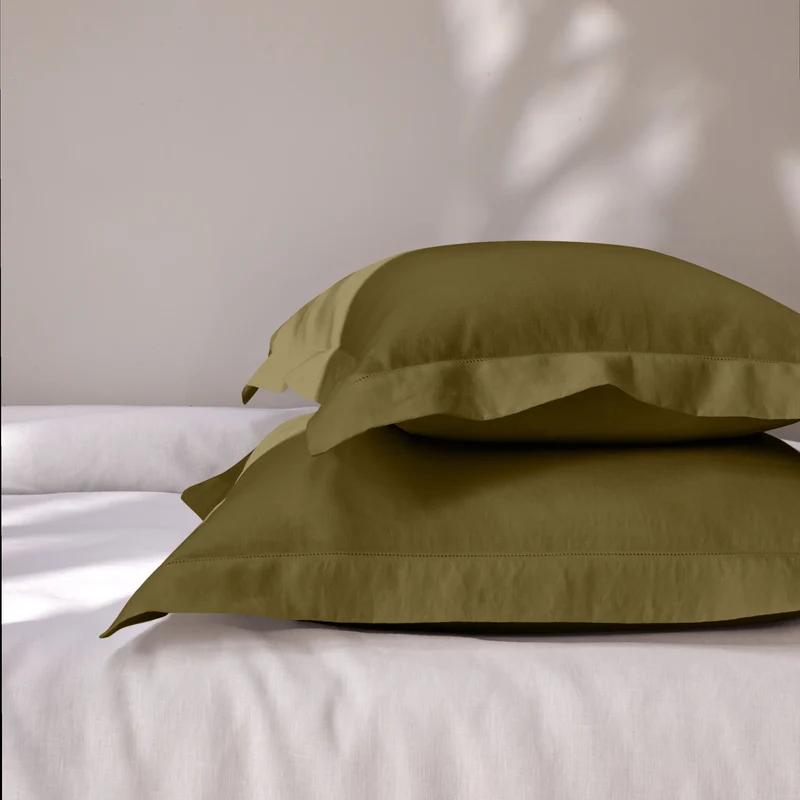 Par de fundas de almohada con bordes planos bordados con vainica en lino verde oliva
