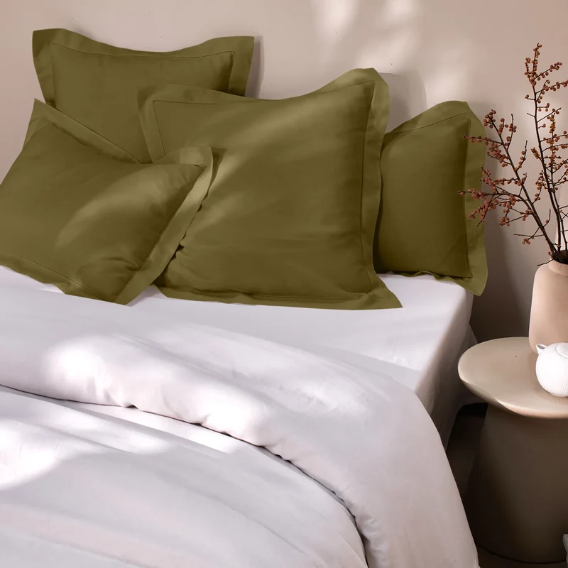 Par de fundas de almohada con bordes planos bordados con vainica en lino verde oliva