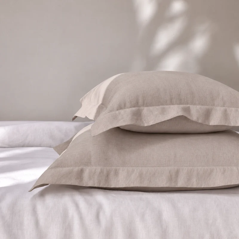 Par de fundas de almohada con bordes planos bordados con vainica en lino beige natural