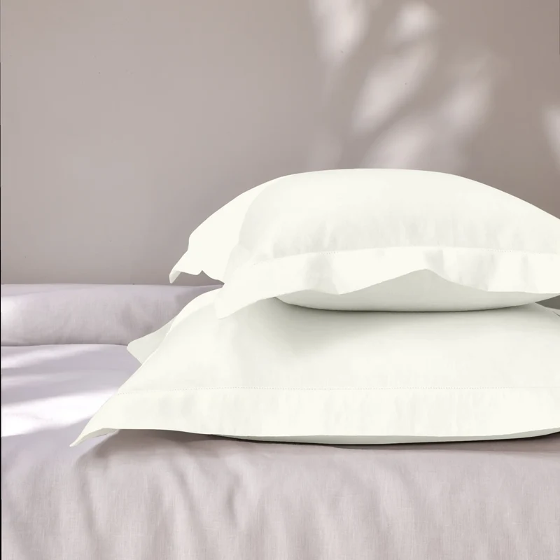 Par de fundas de almohada con bordes planos bordados con vainica en lino marfil