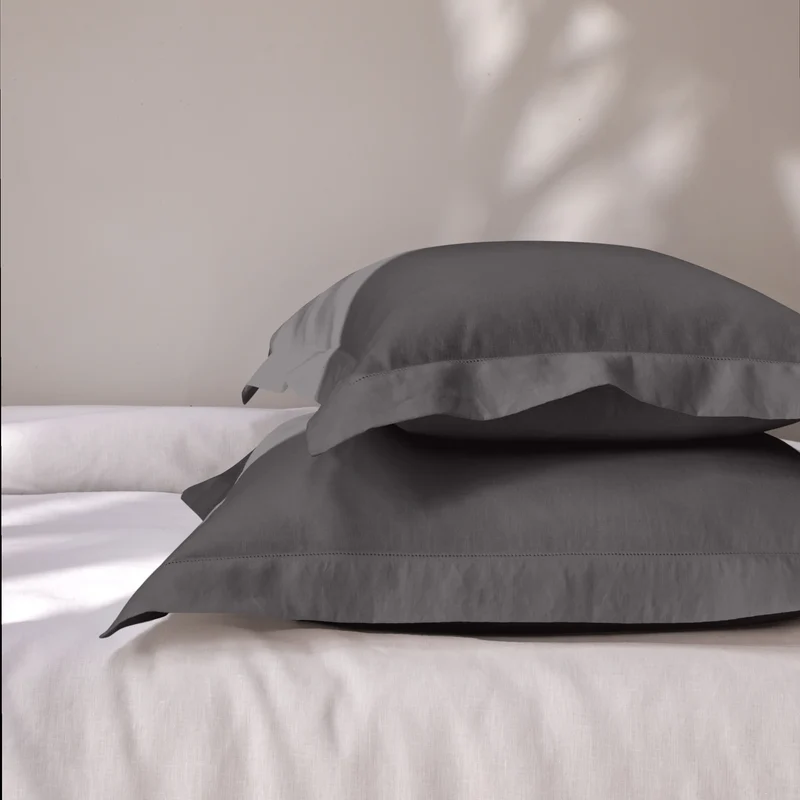 Par de fundas de almohada con bordes planos bordados con vainica en lino gris plomo